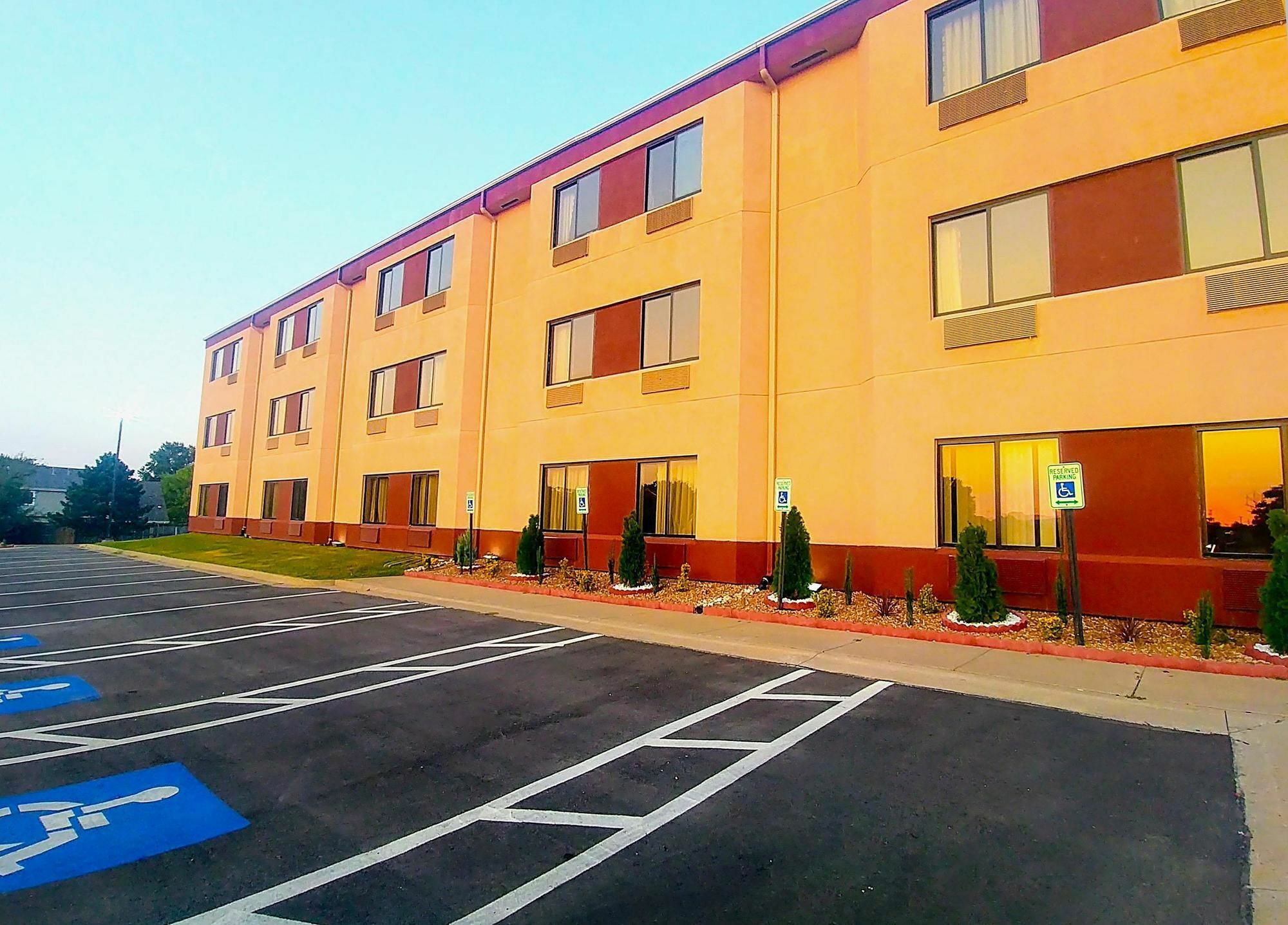 Americas Best Value Inn And Suites Lee'S Summit-Kansas City Esterno foto